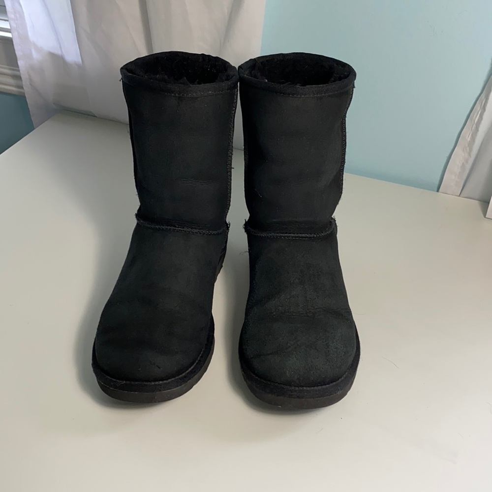 Black short ugg boots